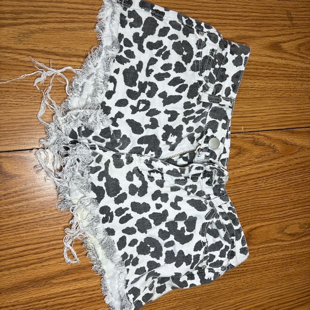 Chic Animal Print Frayed Shorts